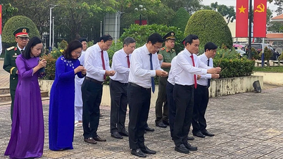 Delegația orașului Ho Chi Minh a oferit tămâie și flori la situl istoric național Nga Ba Giong