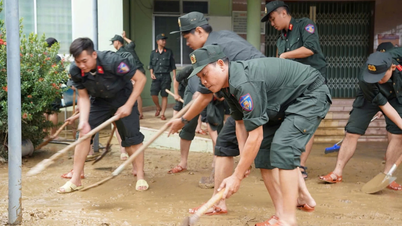 Duzentos oficiais e soldados da Polícia Móvel da Cidade de Ho Chi Minh apoiaram Khanh Hoa na superação das consequências das inundações.
