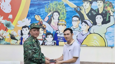 De luitenant-kolonel van de grenswacht raapte verloren voorwerpen op tijdens de overstroming en gaf ze terug aan de eigenaar.