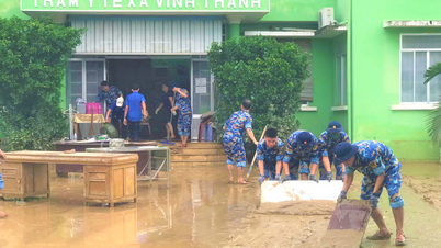 Meer dan 300 officieren en studenten van de Marineacademie helpen mensen de gevolgen van overstromingen te boven te komen.