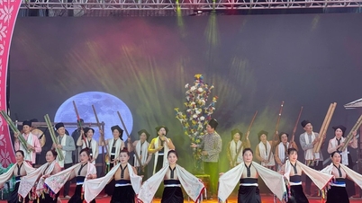 Son La tampil cemerlang dengan warna Muong di Festival Seni Massa