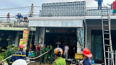 La estación de guardia fronteriza internacional de Vinh Xuong ayudó rápidamente a las personas a combatir el incendio.