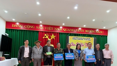 Entrega de 120 regalos a las víctimas de las inundaciones en las comunas de Nam Giang y Thanh My