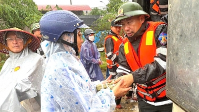 Das Mobile Polizeiregiment des Zentralen Hochlands unterstützt die Bevölkerung der Provinz Dak Lak bei der Bewältigung der Folgen der Überschwemmungen.