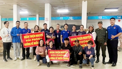 Lebensmittel und Medikamente wurden aus Hai Phong eingeflogen, um die Menschen in den von Überschwemmungen betroffenen Gebieten zu unterstützen.