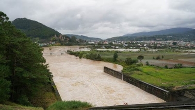 Woda z jeziora Don Duong wypływa przez przelew, co ma zapewnić bezpieczeństwo prac retencyjnych.