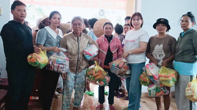 L'Union des femmes de la commune de Suoi Dau distribue des cadeaux et des repas gratuits aux habitants du village de Suoi Lau 1.
