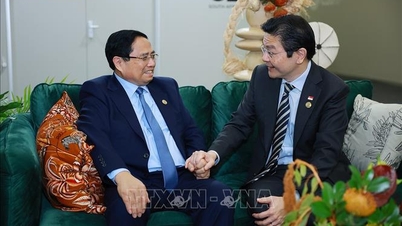 Premierminister Pham Minh Chinh trifft sich mit dem singapurischen Premierminister Lawrence