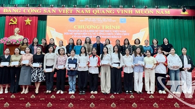 ចែកអំណោយដល់សមាជិក និងសិស្សានុសិស្សដែលរងគ្រោះដោយព្យុះលេខ១១