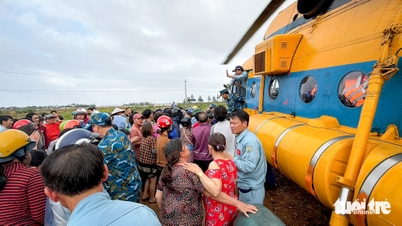 ชาวบ้านในสมัยก่อนฟูเอี้ยนแห่กันมายังที่เกิดเหตุเมื่อเฮลิคอปเตอร์กรมทหารที่ 917 ลงจอดเพื่อส่งมอบสิ่งของบรรเทาทุกข์ฉุกเฉิน