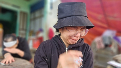 Dwóch mężczyzn przepłynęło łodzią przez powódź, aby uratować sześć kobiet i dzieci płaczących na dachu.