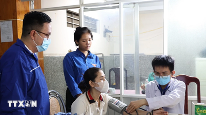 10,000 ادویات کے تھیلے، ہو چی منہ شہر کے درجنوں ڈاکٹر خان ہو کے سیلاب زدہ علاقے میں پہنچ گئے ہیں۔