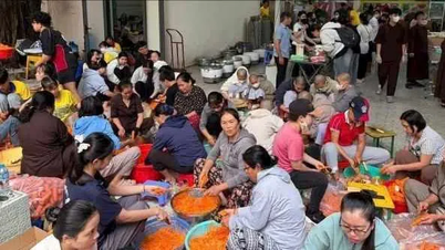 Menghidangkan 10,000 makanan percuma setiap hari di kawasan yang dilanda banjir di Khanh Hoa