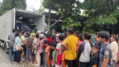 Wydział Policji ds. Zapobiegania Pożarom, Walki i Ratownictwa Khanh Hoa: Terminowa dostawa ponad 50 ton artykułów pierwszej potrzeby dla mieszkańców terenów dotkniętych powodzią