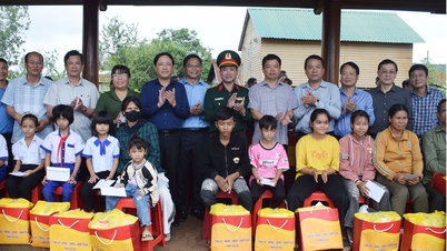 De voorzitter van het Provinciaal Volkscomité, Pham Anh Tuan, bracht een bezoek aan de westelijke regio van de provincie, gaf geschenken aan de bevolking en inspecteerde de wederopbouwwerkzaamheden.