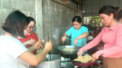 ساکنان شهر هوشی مین هر کیک را می‌پیچند، هر دسته نخ دندان را کباب می‌کنند تا برای مردم مناطق سیل‌زده بفرستند.