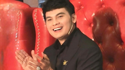 功労芸術家キム・ティウロンが「ラブソングを歌うコメディ」の熱い舞台に立った時の話を語る