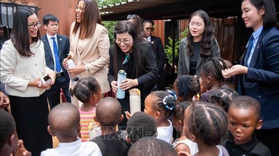 Pham Minh Chinh 총리 부인, 남아프리카공화국 차카네 주거지역 방문 및 주민들에게 선물 전달