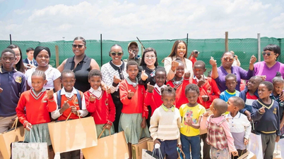 قامت زوجة رئيس الوزراء بزيارة أهالي منطقة تساكاني في جنوب أفريقيا وقدمت لهم الهدايا.