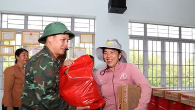 Militärregion 7 stöder människor i översvämmade områden i Nam Da