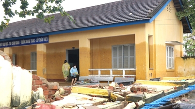 សាលារៀននៅ Khanh Hoa ត្រូវបានបំផ្លិចបំផ្លាញបន្ទាប់ពីទឹកជំនន់ជាប្រវត្តិសាស្ត្រ ទាហានចូលរួមសម្អាត