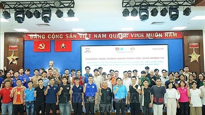 Ungdomsvolontärer stöder människor i översvämningsdrabbade områden i Khanh Hoa