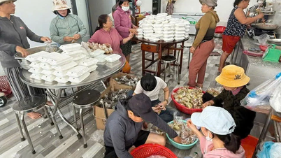 L'Union des femmes du quartier de Dong Ninh Hoa mobilise des ressources pour soutenir les personnes sinistrées dans les zones inondées.