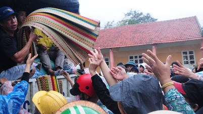 Cảnh nhói lòng ở vùng lũ Đắk Lắk: Những cánh tay chờ một suất chăn màn, hàng hóa cứu trợ
