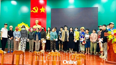 ডং হাই ওয়ার্ড মানুষকে ১০০টি উপহার এবং ১ টন সবজি দিতে সহযোগিতা করেছে।