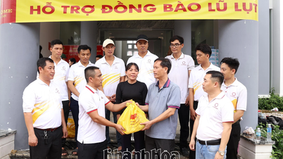 Hoa Sen Group werkte samen met de krant Khanh Hoa, radio en televisie om 1.000 hulpgoederen te overhandigen aan mensen in de gemeenten Dien Tho en Dien Dien.