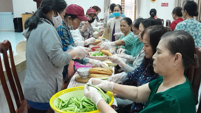 Vrouwenbond Nha Trang Ward bundelt de krachten om mensen te steunen die getroffen zijn door overstromingen