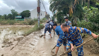 Das Lager 858 der Abteilung für Marinelogistik und -technik hilft den Menschen im Stadtteil Tay Nha Trang, die Folgen der Überschwemmungen zu bewältigen.
