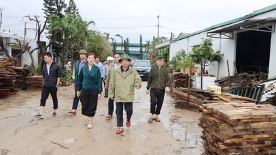 Nguyen Tuan Thanh, ständige vice ordförande för provinsens folkkommitté, inspekterade företag som skadats av översvämningarna.