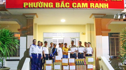 Die Brigade 954 verteilt Geschenke zur Unterstützung von Flutopfern.