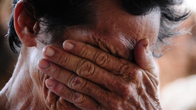 مشهد مفجع في منطقة داك لاك المتضررة من الفيضانات: أذرع تنتظر البطانيات ومواد الإغاثة