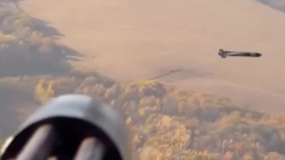 Ein ukrainischer Hubschrauber schoss eine russische Drohne mit einem amerikanischen Maschinengewehr ab.