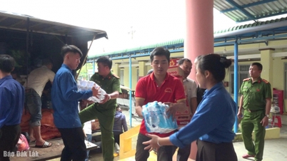 La comuna de Pong Drang entrega donaciones de socorro a los habitantes de la comuna de Hoa Son