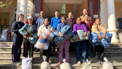 Mais de 40 milhões de VND foram doados à população da comuna de Con Lon.