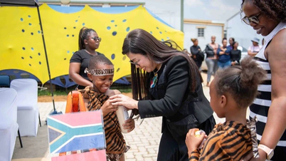 Premiärministerns fru besökte och gav presenter till invånarna i bostadsområdet Tsakane i Sydafrika.