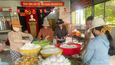 Жінки з району Нінь Чу передали 1700 страв та подарунків людям у затоплених районах