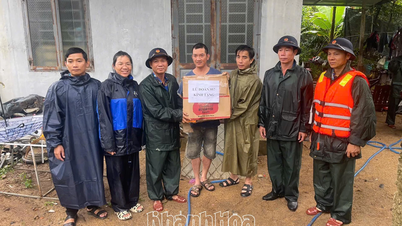 La commune de Suoi Dau a distribué près de 3 200 cadeaux aux personnes touchées par les inondations.