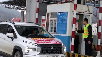 محطات تحصيل الرسوم تفتح مسارات مجانية للمركبات التي تحمل مواد إغاثة لسكان وسط فيتنام