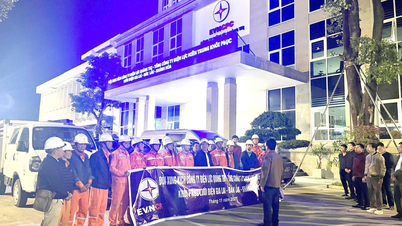 Compania de Electricitate Quang Tri: A mobilizat 54 de ofițeri, ingineri și muncitori pentru a pleca noaptea pentru a sprijini Dak Lak în restabilirea rețelei electrice după inundații.