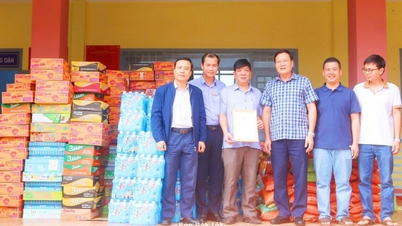 بوون ما تھوٹ وارڈ پارٹی کمیٹی کے سکریٹری تران پھو ہنگ ہوا سون کمیون میں سیلاب متاثرین کو تحفہ دے رہے ہیں