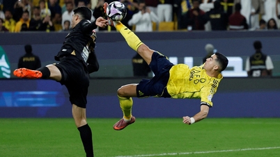 Ronaldo scores a bicycle kick at the age of 40