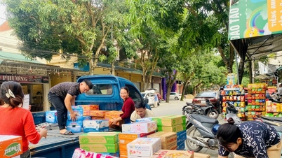 응에안족은 따뜻한 공유물과 함께 홍수 지역으로 향합니다.