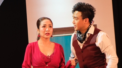 Divadlo Hong Van poslalo 90 milionů dongů na pomoc lidem v oblastech postižených záplavami