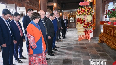 Een delegatie van de provincie Kaluga, Russische Federatie, bood wierook aan ter nagedachtenis aan president Ho Chi Minh en het standbeeld van Lenin.