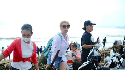 Külföldi turisták és helyiek szemetet takarítanak a Nha Trang-i strandon a történelmi árvíz után