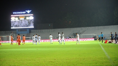 ラチ・トレイ・スタジアムが停電したため、ハイフォン対ニンビンの試合は1時間延期され、午後7時までとなった。